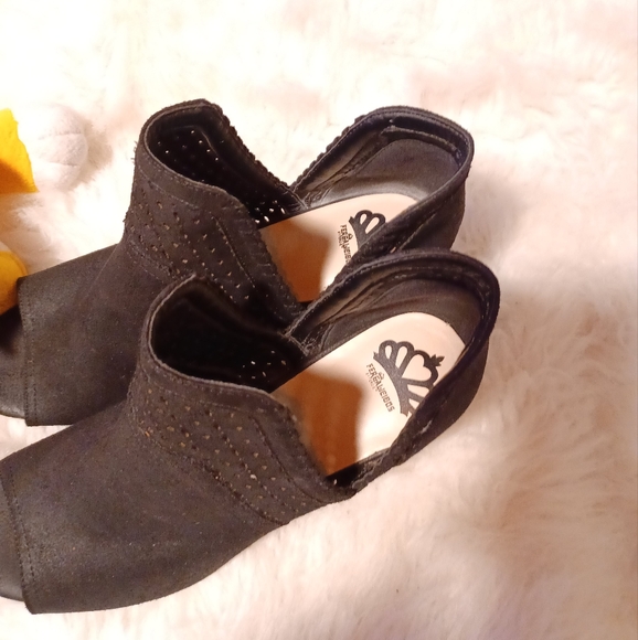 Fergalicious  Suede NWOT 🔥 - Picture 4 of 6